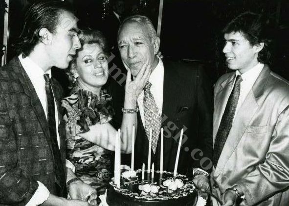 Anthony Quinn , family 1985  NYC.jpg